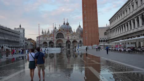 Lovely-couple-view-Basilica-di-San-Marco-during-Aqua-Alta