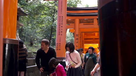 Familias-Japonesas-Felices-Experimentan-El-Santuario-Budista-Del-Templo-Fushimi-Inari