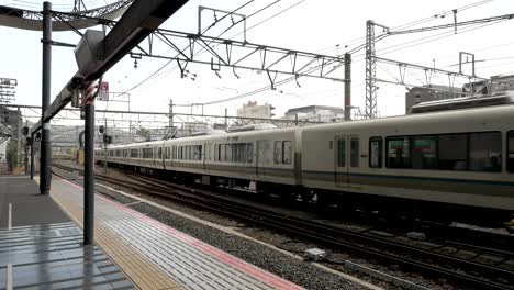 Lokale-Straßenbahn-Fährt-Am-Bahnhof-Kyoto-Vorbei,-öffentliche-Verkehrsmittel-Japan