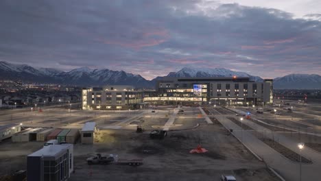 Hospital-Infantil-Primario---Vista-Aérea-En-Aumento-Al-Amanecer