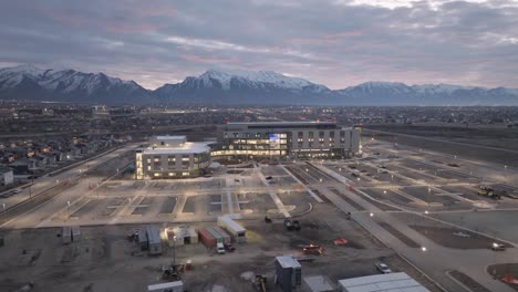 Hospital-Primario-De-Niños-En-Lehi,-Utah---Paralaje-Aéreo-Del-Amanecer