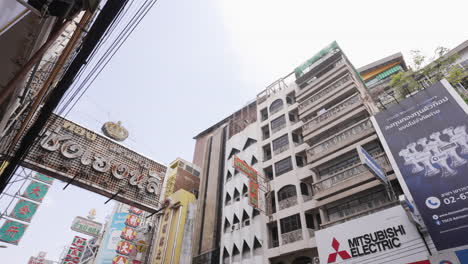 Belebte-Straßen-Und-Schilder-Zur-Hauptverkehrszeit-In-Chinatown-In-Bangkok,-Thailand