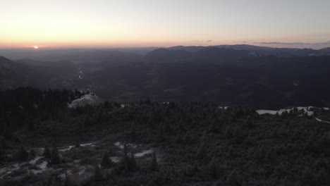 Sonnenaufgang-Mit-Einer-Drohne-In-Den-Verschneiten-österreichischen-Bergen-Bei-Rax