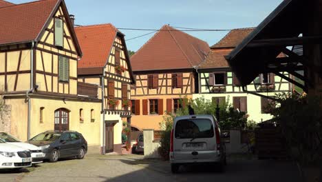 En-La-Ruta-Del-Vino-De-Alsacia,-En-Un-Entorno-De-Viñedos,-Hunawihr-Es-Un-Pueblo-Típico-Alsaciano,-Clasificado-Entre-Los-Pueblos-Más-Bellos-De-Francia.