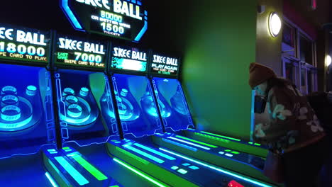 Joven-Jugando-Skee-Ball-En-Una-Sala-De-Juegos