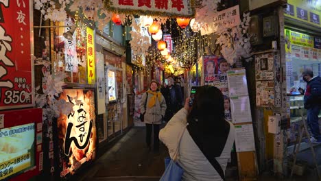 Famoso-Callejón-De-Orina-También-Conocido-Como-Omoide-Yokocho-En-Tokio,-Japón,-Con-Brillantes-Luces-De-Neón