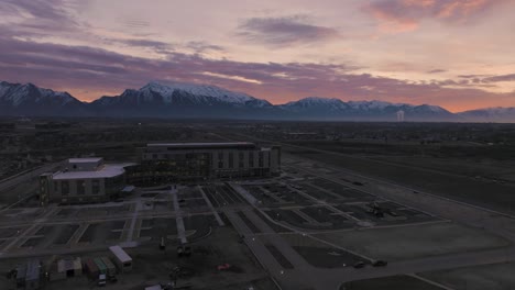 Hospital-Primario-De-Niños-En-Lehi,-Utah---Vista-Aérea-De-Retroceso-Al-Amanecer