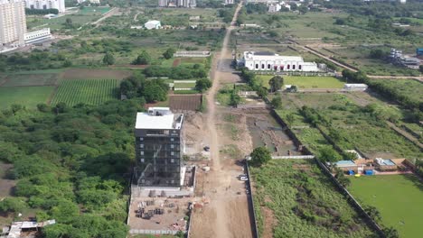 Toma-Aérea-De-Un-Dron,-La-Cámara-Del-Dron-Avanza-Donde-Hay-Muchos-árboles-Densos-Alrededor-Y-Se-Ve-Una-Trama-De-Fiesta