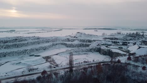 Am-Winterabend-Mit-Einem-Ankommenden-Auto-In-Richtung-Eines-Verschneiten-Steinbruchs-In-Böhmen-Fliegen