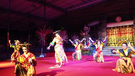 La-Protagonista-Baila-En-Medio-Del-Círculo-De-Mujeres,-Coreografía-Yapong-Indonesia