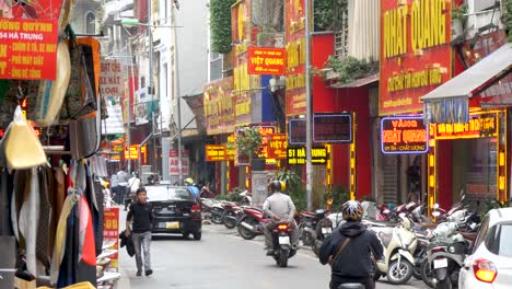 Calle-Ha-Trung,-Bulliciosa-Zona-De-La-Ciudad-Conocida-Por-Los-Servicios-De-Cambio-De-Moneda.