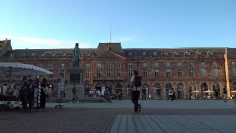 Los-Franceses-Pasan-Por-La-Place-Kléber,-La-Plaza-Principal,-La-Más-Grande,-En-La-Ciudad-Francesa-De-Estrasburgo.