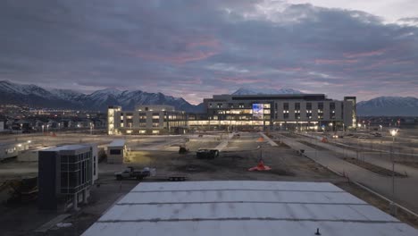 Hospital-Infantil-Primario-En-Lehi,-Utah---Vista-Aérea-Descendente-Al-Amanecer