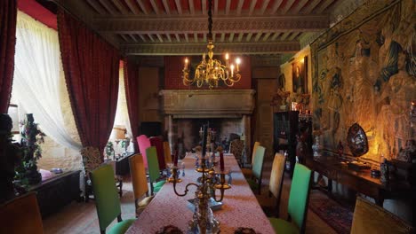 Comedor-Del-Castillo-Para-Comidas-Elaboradas,-Con-Una-Gran-Mesa-De-Comedor,-Una-Decoración-Opulenta-Y-Una-Lámpara-De-Araña