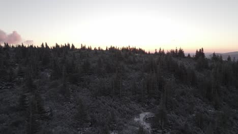 Sonnenaufgang-Mit-Einer-Drohne-In-Den-Verschneiten-österreichischen-Bergen-Bei-Rax