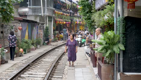 Vendedor-Móvil-De-Bocadillos-Viaja-En-Motocicleta-A-Lo-Largo-De-La-Restringida-Calle-Del-Tren-De-La-Ciudad