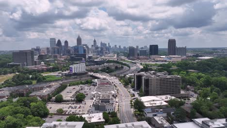 Vista-Aérea-Cinematográfica-Del-Paisaje-Urbano-Moderno-De-Atlanta,-Tráfico-Callejero,-Edificios-Famosos-Del-Horizonte-De-La-Calle-Peachtree,-Georgia,-Estados-Unidos