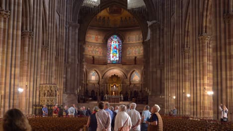 Los-Cimientos-De-La-Catedral-De-Nuestra-Señora-De-Estrasburgo-Estaban-Precisamente-En-El-Lugar-Donde-Oraron-Los-Primeros-Cristianos,-Se-Colocaron-Sobre-Un-Nivel-Freático-Y-Requirieron-Años-De-Trabajo.