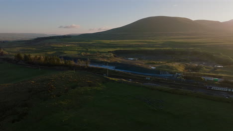 Erstellen-Einer-Drohnenaufnahme-Der-Landschaft-Von-Yorkshire-Dales-Und-Des-Zuges-In-Großbritannien