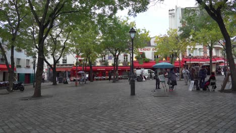 Künstler-Und-Pariser-Versammeln-Sich-Auf-Dem-Place-Du-Tertre-Im-Pariser-Stadtteil-Montmartre