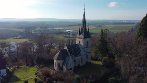 Antena-De-Una-Iglesia-Pseudogótica-En-Una-Colina-En-Chequia,-Europa,-Otoño-Soleado