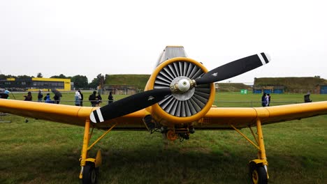 Viejo-Avión-Agrícola-Zlin-Z-37-Cmelak-Estacionado-En-El-Campo-De-Hierba-Durante-La-Exhibición-Aérea