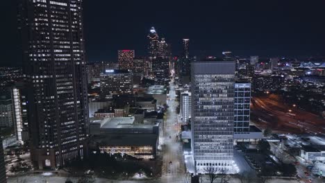 Vuelo-Aéreo-Hacia-Adelante-Sobre-La-Ciudad-Iluminada-De-Atlanta-Por-La-Noche-Y-El-Tráfico-En-La-Carretera-Principal-Del-Centro-De-La-Ciudad