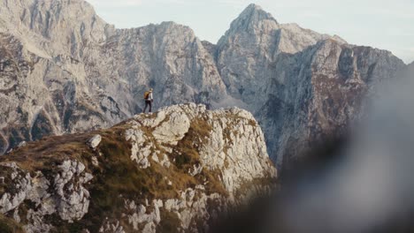 Ein-Mann,-Der-Am-Rand-Einer-Klippe-In-Den-Bergen-Läuft