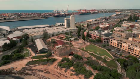 Disparo-De-Un-Dron-Sobre-La-Casa-Redonda-De-Fremantle,-El-Edificio-Histórico-Más-Antiguo-De-Fremantle,-Suburbios-De-Perth,-Australia-Occidental