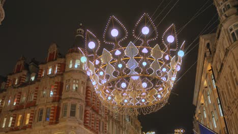 Símbolo-De-Corona-Brillante-Hecho-De-Luces-Navideñas-En-Londres-Colgando-Del-Techo