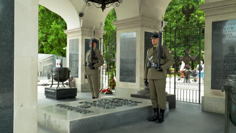 Soldaten-Bewachen-Ein-Denkmal-Mit-Eingravierten-Namen-–-Grab-Des-Unbekannten-Soldaten-–-Warschau