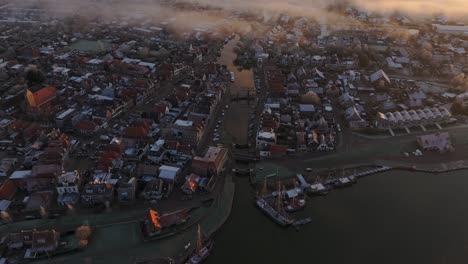 Ciudad-De-Makkum-Frisia-Durante-Una-Brumosa-Mañana-De-Invierno,-Aérea