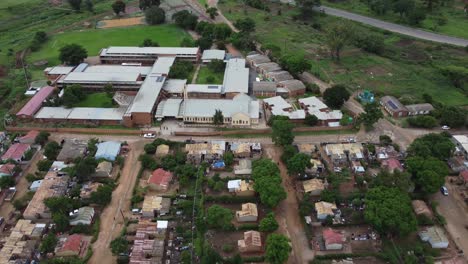 Drohnenvideo-Eines-Campus-Einer-Katholischen-Missionsschule-In-Einem-Vorort-Mit-Hoher-Bevölkerungsdichte-In-Bulawayo,-Simbabwe