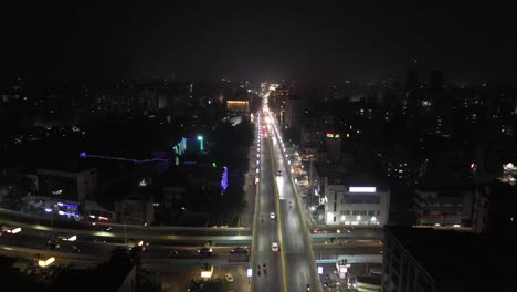 Vista-Aérea-De-Drones-De-La-Ciudad-De-Rajkot,-Muchos-Vehículos-Van-Desde-El-Puente,-Muchos-Complejos-Son-Visibles-Alrededor