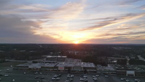 Weitwinkelaufnahme-Aus-Der-Luft-Von-Nordgeorgien-Beim-Goldenen-Sonnenuntergang-Am-Horizont,-USA,-Georgia