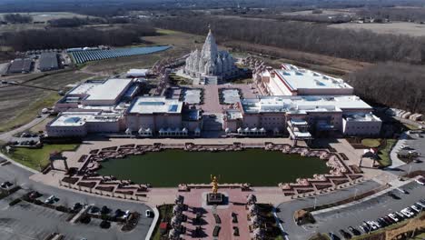 Una-Vista-Aérea-Del-Shri-Swaminarayan-Mandir-En-Robbinsville-Twp,-Nj-En-Un-Día-Soleado,-Cerrado-Por-El-Día