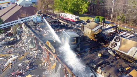 Bomberos-Empapando-Un-Edificio-De-Oficinas-De-Dos-Pisos-Quemado.