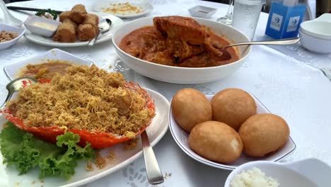 A-plate-of-different-kinds-of-cooking-with-seafood-such-as-crabs-and-prawns-covered-with-oats-and-4-Chinese-bans