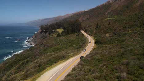 Filmische-Drohnenaufnahmen-Aus-Der-Luft,-Die-Eine-Straße-Festhalten,-Die-Sich-Entlang-Der-Küste-In-Big-Sur,-Kalifornien,-Schlängelt