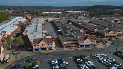 Toma-Aérea-En-órbita-Que-Muestra-Un-Gran-Centro-Comercial-Cerca-De-La-Autopista-En-Dawsonville,-Georgia.