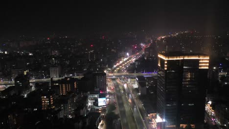 Cámara-De-Teléfono-Con-Vista-Aérea-De-Drones-De-Rajkot-Moviéndose-Hacia-Atrás-Mostrando-Muchos-Edificios-Grandes-De-Gran-Altura