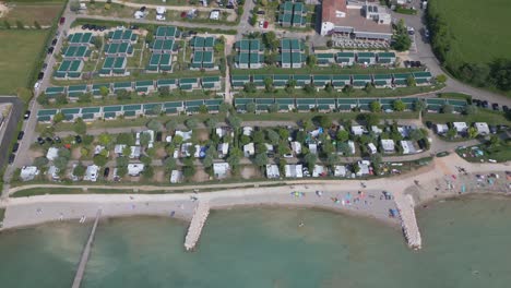 Luftaufnahme-Von-Oben-Nach-Unten-Auf-Den-Campingplatz-Lido-Lazise-Und-Das-Ufer-Des-Gardasees,-Italien