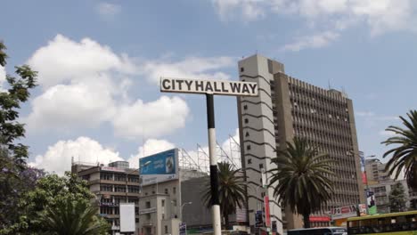 Mujeres-Cruzando-La-Calle-En-El-Centro-De-Nairobi