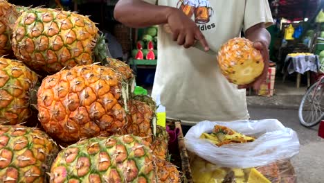 Un-Hombre-Filipino-Vende-Piña-Fresca-Madura-Y-Muestra-Cómo-Pelar-Una-Piña-Y-Cortarla-Fácilmente