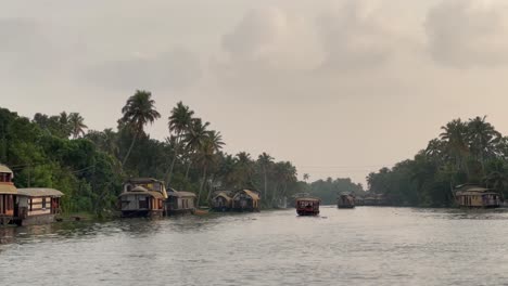 POV-Aufnahme:-Viele-Boote-Fahren-Mitten-Im-Wasser-Und-Viele-Boote-Sind-Auf-Dem-Weg,-Touristen-Aufzunehmen,-Und-Es-Gibt-Wellen-Im-Wasser