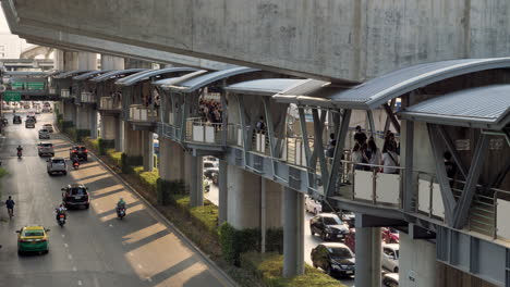 El-Tráfico-Se-Acumula-En-Una-Hora-Punta-Mientras-Los-Peatones-Caminan-Por-Un-Puente-Peatonal-En-Una-Concurrida-Calle-De-La-Ciudad-De-Bangkok,-Tailandia