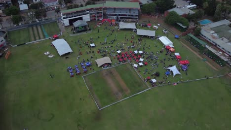 Coma-Y-Beba-Un-Festival-De-Música-Y-Comida-Por-Drone-En-El-Queens-Sports-Club-En-Bulawayo,-Zimbabwe.