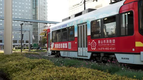 Toyama-Stadtbahn-Fährt-Langsam-Vom-Bahnhof-Ab