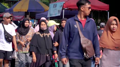 Crowded-avenue-with-people-walk