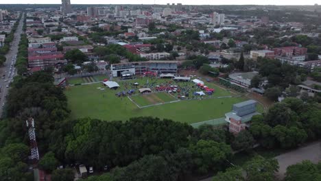 Coma-Y-Beba-Un-Festival-De-Música-Y-Comida-Por-Drone-En-El-Queens-Sports-Club-En-Bulawayo,-Zimbabwe.